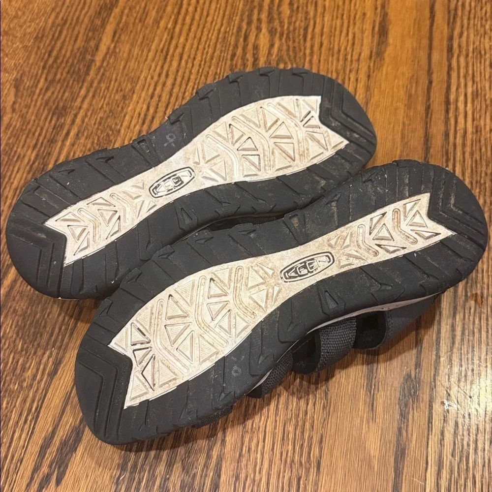 Keen dark gray strappy elastic cord drawstring Velcro close sandals. Size 4.